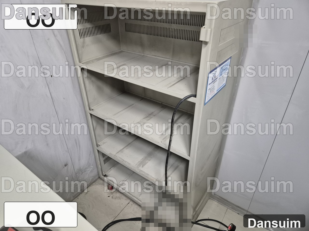 OO 현장 산업용 배터리 교체 중