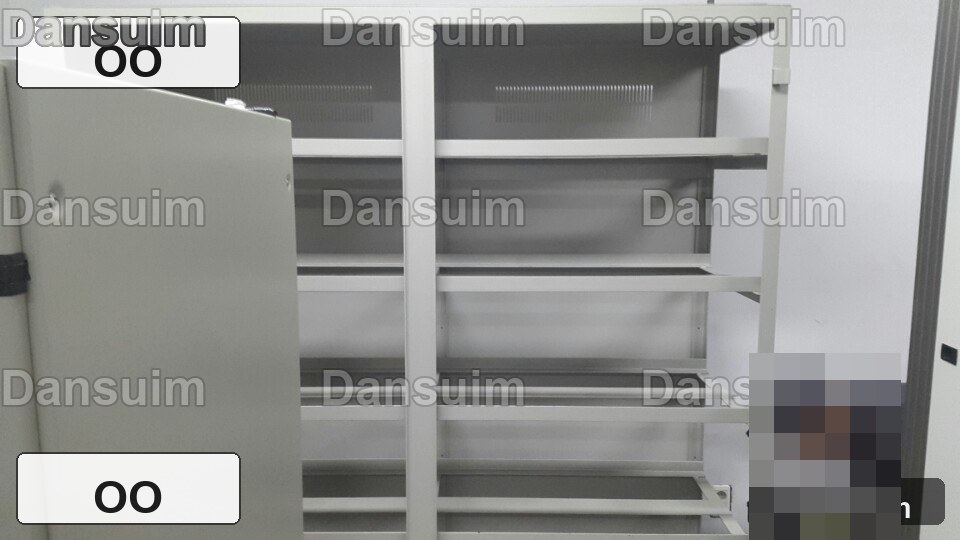 OO 현장 산업용 배터리 교체 중