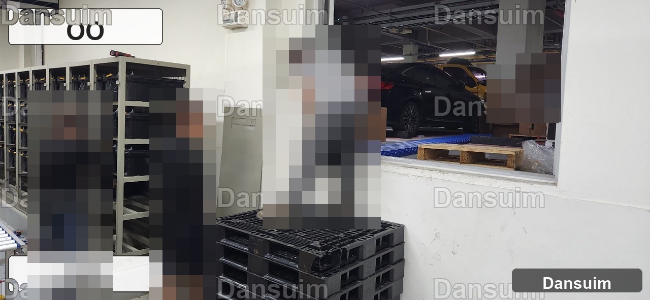 OO 현장 산업용 배터리 교체 중