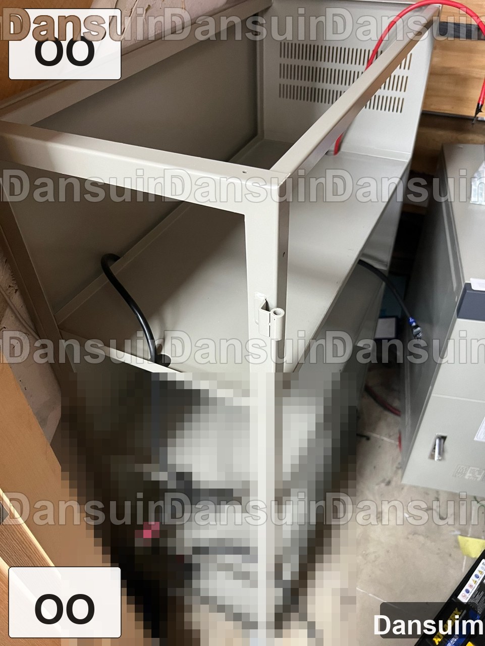 OO 현장 산업용 배터리 교체 중