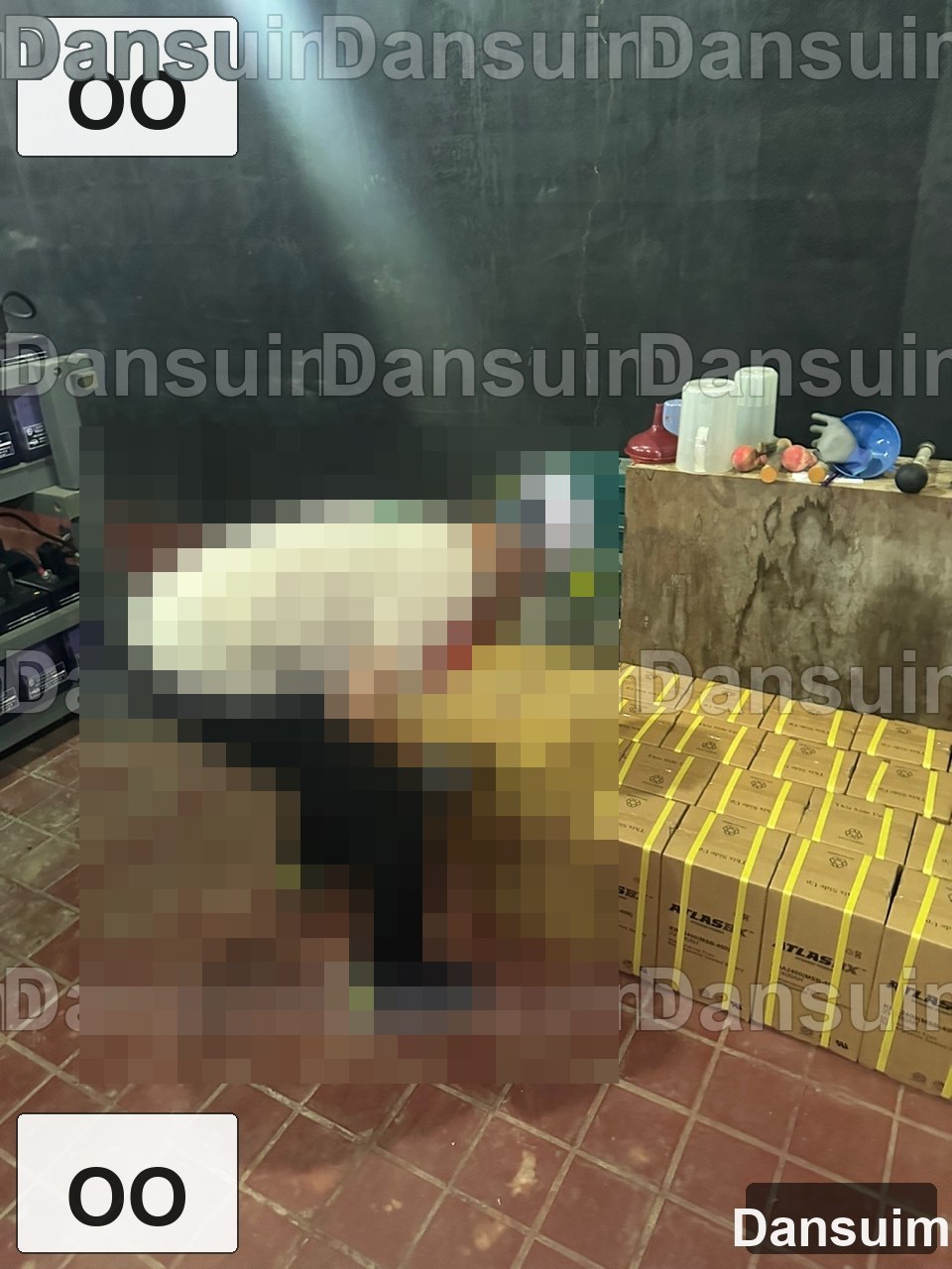 OO 현장 산업용 배터리 교체 중