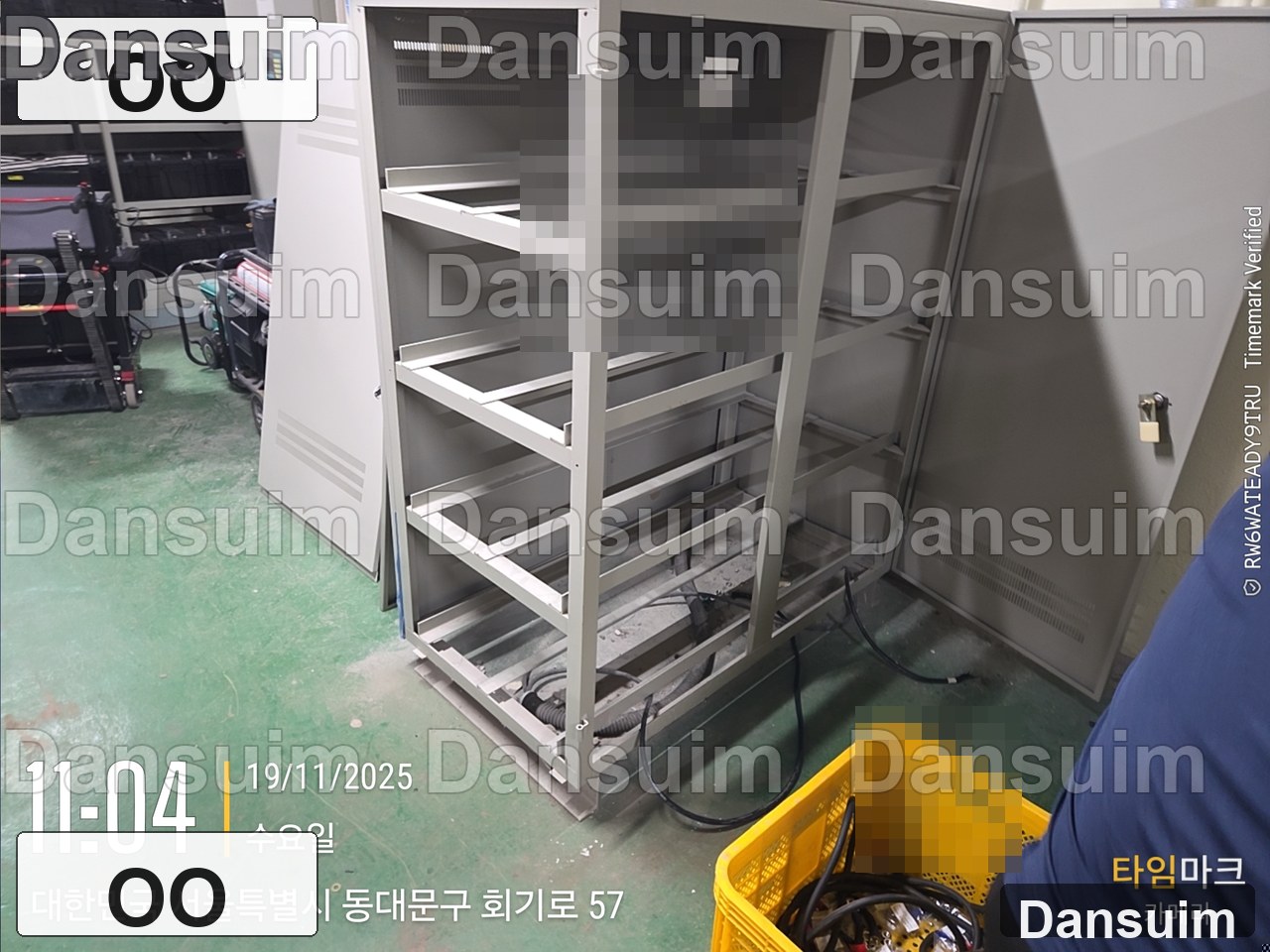 OO 현장 산업용 배터리 교체 중