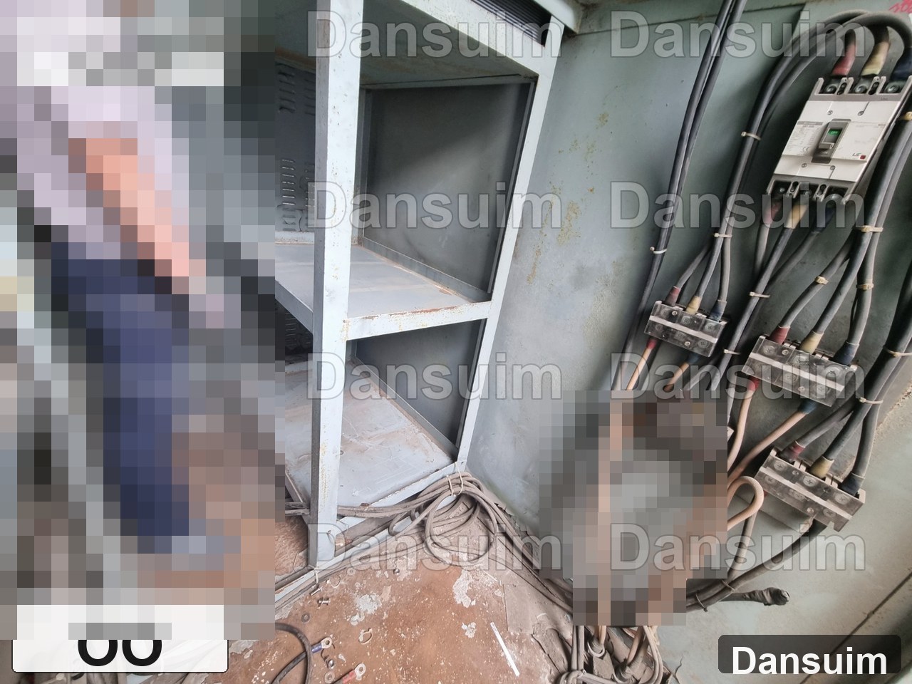 OO 현장 산업용 배터리 교체 중