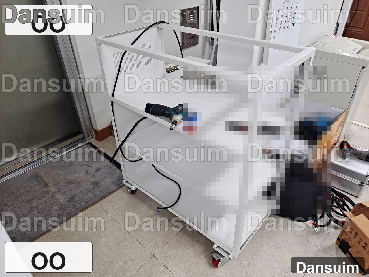 OO 현장 산업용 배터리 교체 중